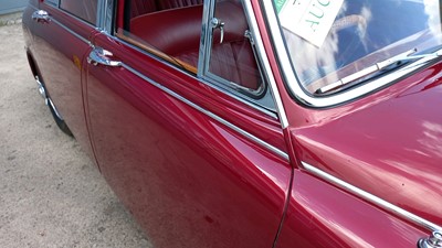 Lot 567 - 1965 DAIMLER V8 250