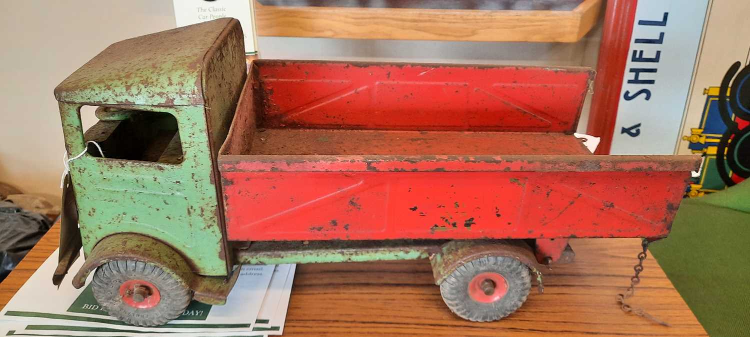 Lot 596 - TIN TIPPER VAN