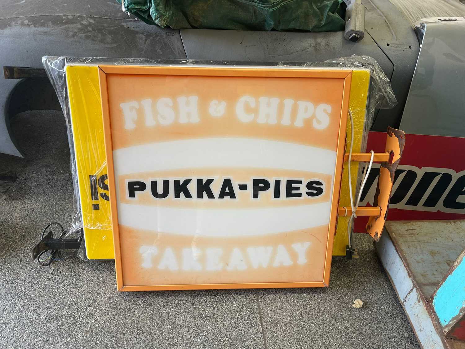 Lot 281 - PUKKA PIE LIGHT UP SIGN