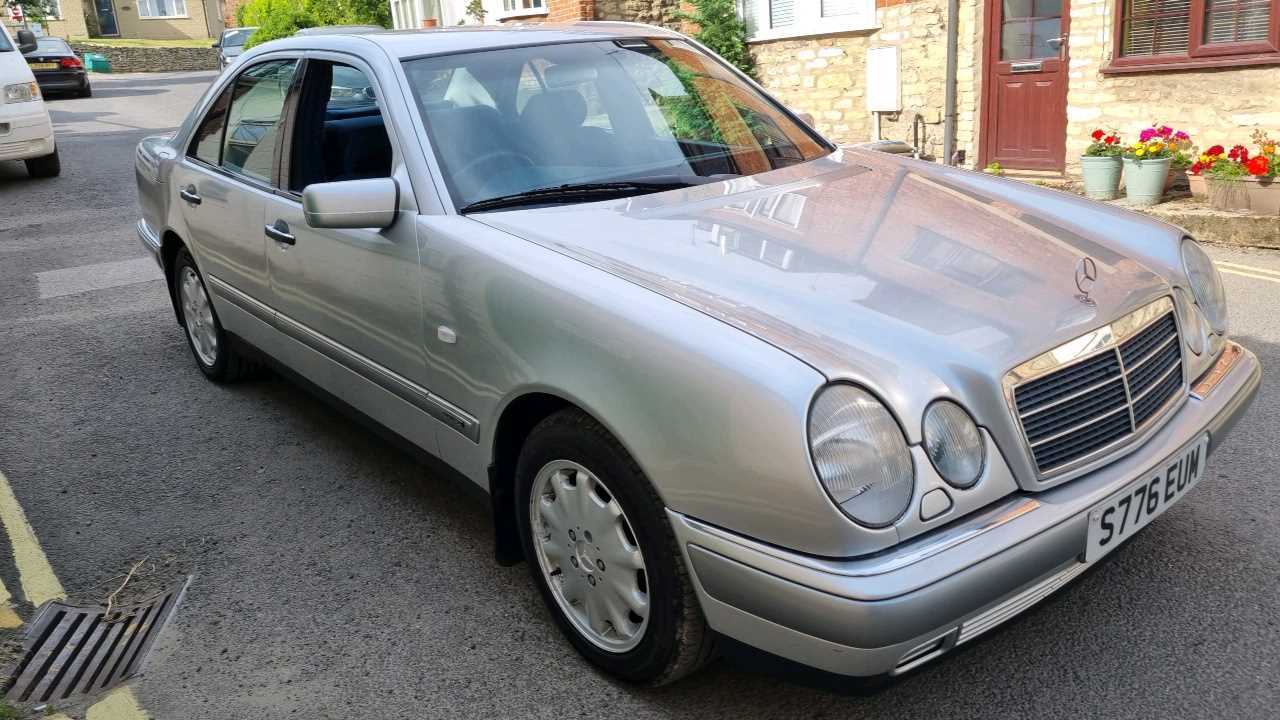 Lot 154 - 1998 MERCEDES E280 ELEGANCE