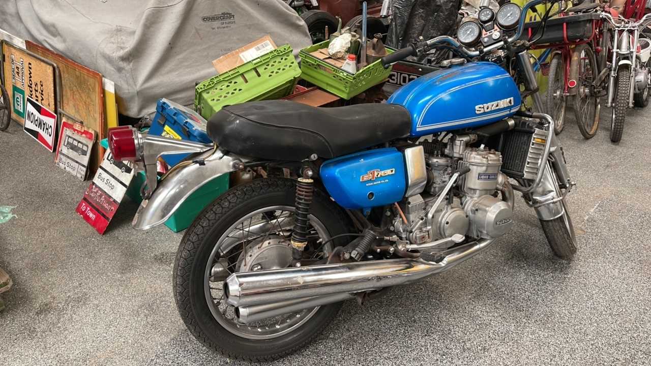 Lot 304 - 1974 SUZUKI GT750