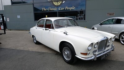 Lot 634 - 1968 JAGUAR 420