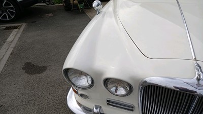 Lot 634 - 1968 JAGUAR 420