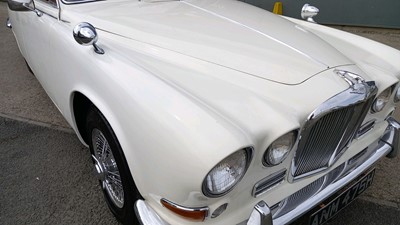 Lot 634 - 1968 JAGUAR 420