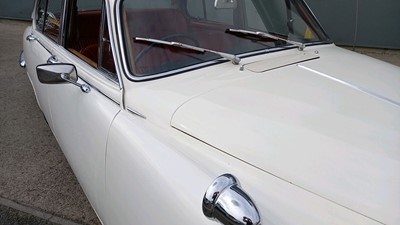 Lot 634 - 1968 JAGUAR 420