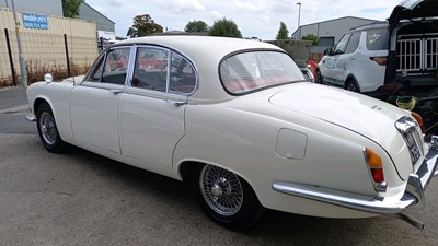 Lot 634 - 1968 JAGUAR 420