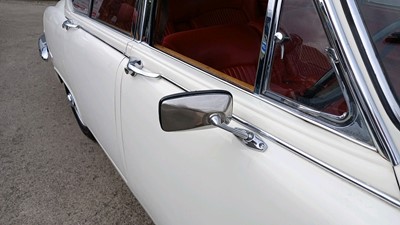 Lot 634 - 1968 JAGUAR 420