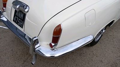 Lot 634 - 1968 JAGUAR 420