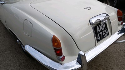 Lot 634 - 1968 JAGUAR 420