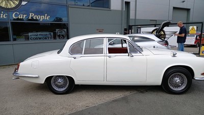 Lot 634 - 1968 JAGUAR 420