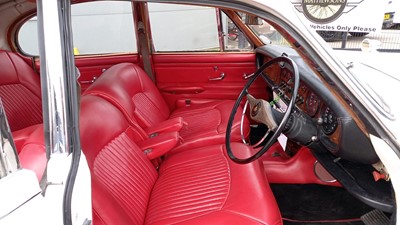 Lot 634 - 1968 JAGUAR 420