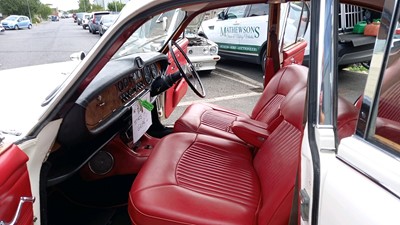 Lot 634 - 1968 JAGUAR 420