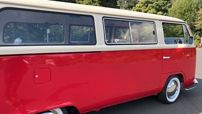 Lot 209 - 1970 VOLKSWAGEN T2 KOMBI / BAY WINDOW