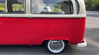 Lot 209 - 1970 VOLKSWAGEN T2 KOMBI / BAY WINDOW