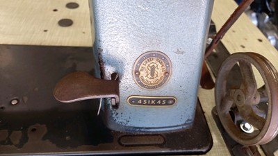 Lot 547 - SINGER SEWING MACHINE