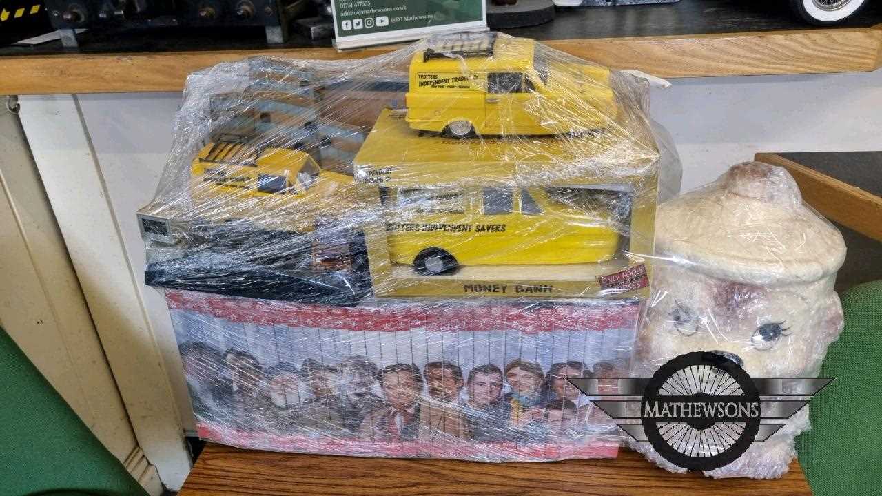 Lot 327 - DEL BOY MEMORABILIA & SMOKING JAR