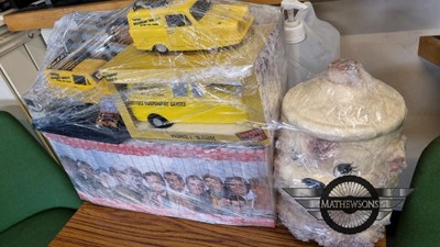 Lot 327 - DEL BOY MEMORABILIA & SMOKING JAR