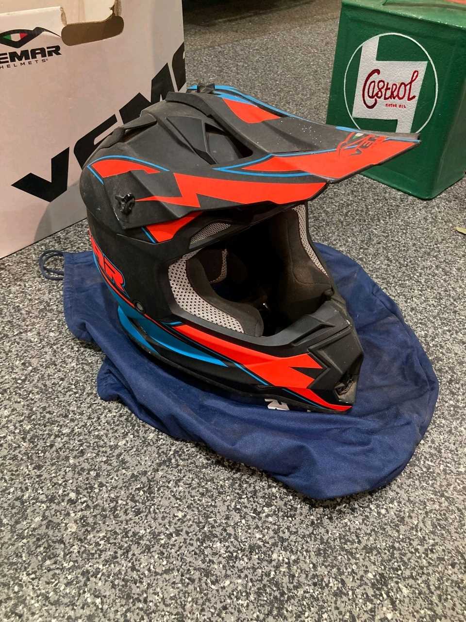 Lot 305 VEMAR CHILDS CRASH HELMET SIZE M