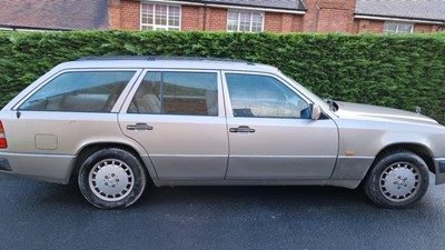 Lot 678 - 1992 MERCEDES 300 TE 24