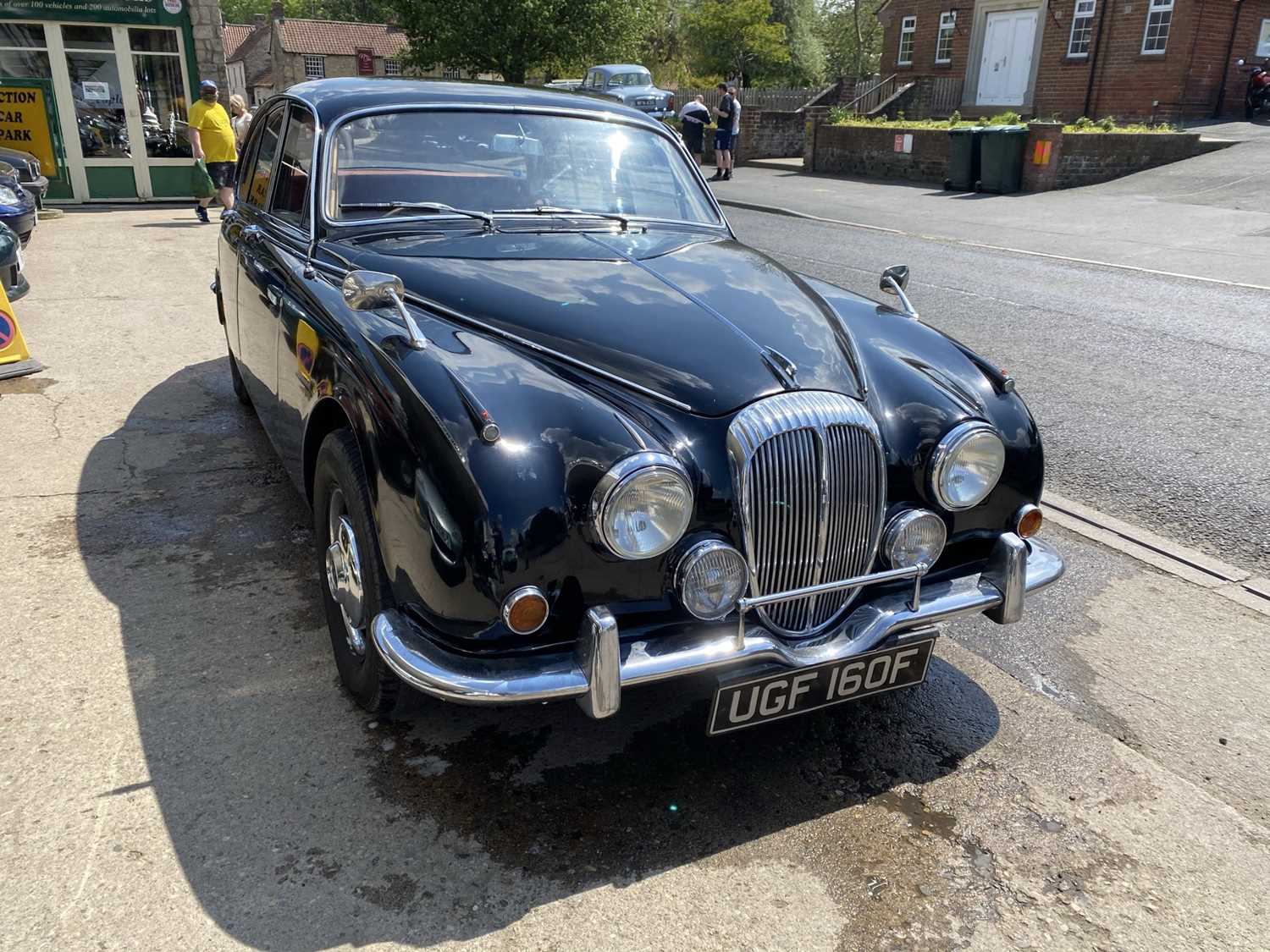 Lot 314 - 1968 DAIMLER V8 250