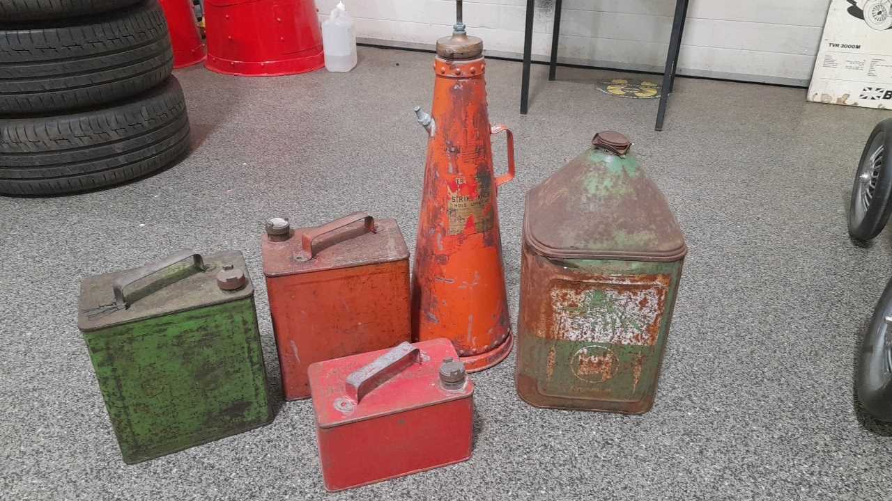 Lot 451 - OLD FIRE EXTINGUISHER AND X4 OIL CANS