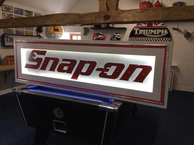 Lot 303 - LARGE ILLUMINATED SNAP ON SIGN