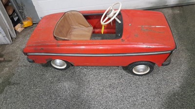 Lot 279 - MOSCOVITCH PEDAL CAR