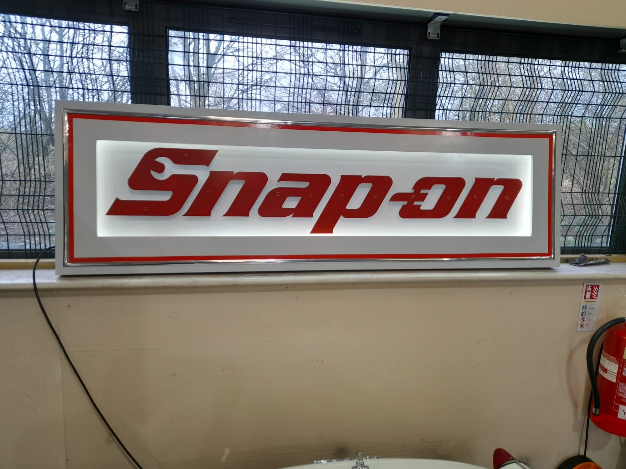 Lot 475 LARGE ILLUMINATED SNAP ON SIGN