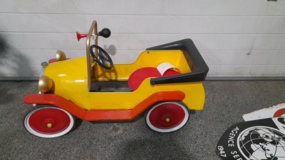Lot 651 - CHILD'S METAL PEDAL CAR