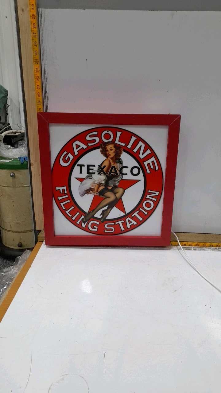 Lot 695 RED LIGHT BOX SINGLE SIDED GASOLINE TEXACO