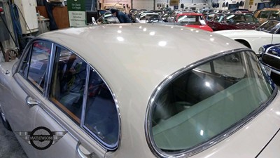 Lot 521 - 1969 DAIMLER V8 250