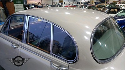 Lot 521 - 1969 DAIMLER V8 250