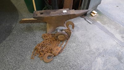 Lot 255 - FULL SIZE ANVIL AND 5 TON BLOCK AND TACKLE CHAIN HOIST